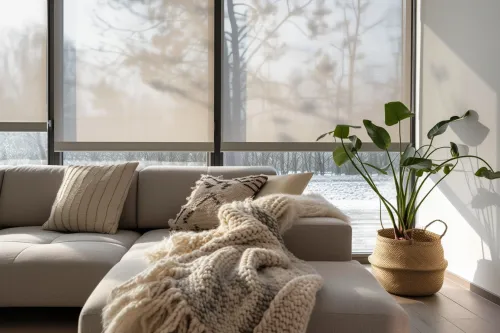 Store thermique beige installé sur fenêtre moderne pour isolation optimale du logement